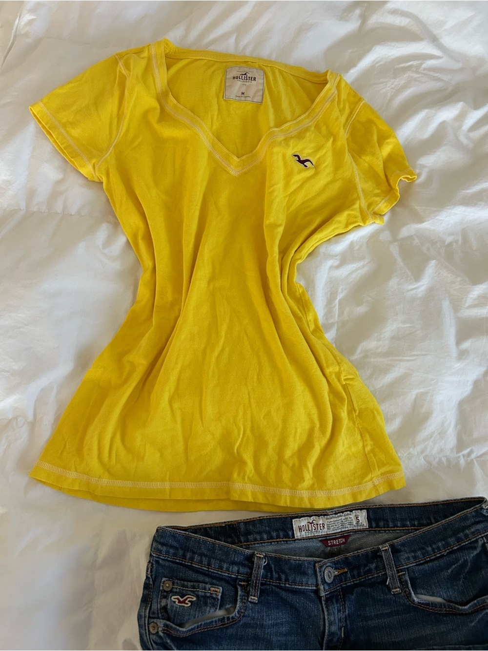 Hollister Bright Yellow V-Neck Short Sleeve Tee Size Medium